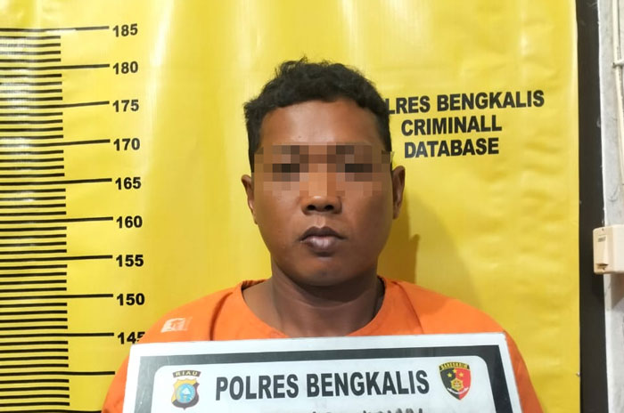 Tersangka kurir sabu berinisial MK alias Kamal (30) saat diamankan di Polres Bengkalis.