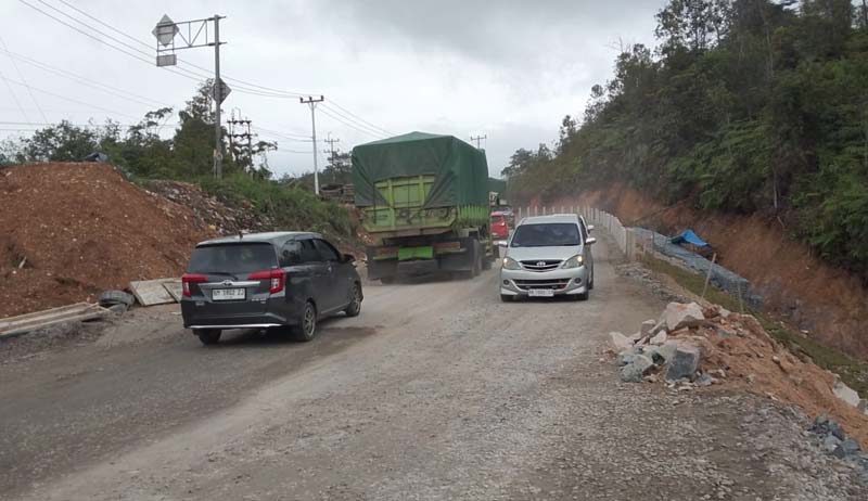 Kendaraan terlihat melintas dari dua arah di jalan lintas Riau-Sumbar Km 106 Desa Tanjung Alai, Kecamatan XIII Koto Kampar, Kabupaten Kampar, Ahad (12/1/2025).