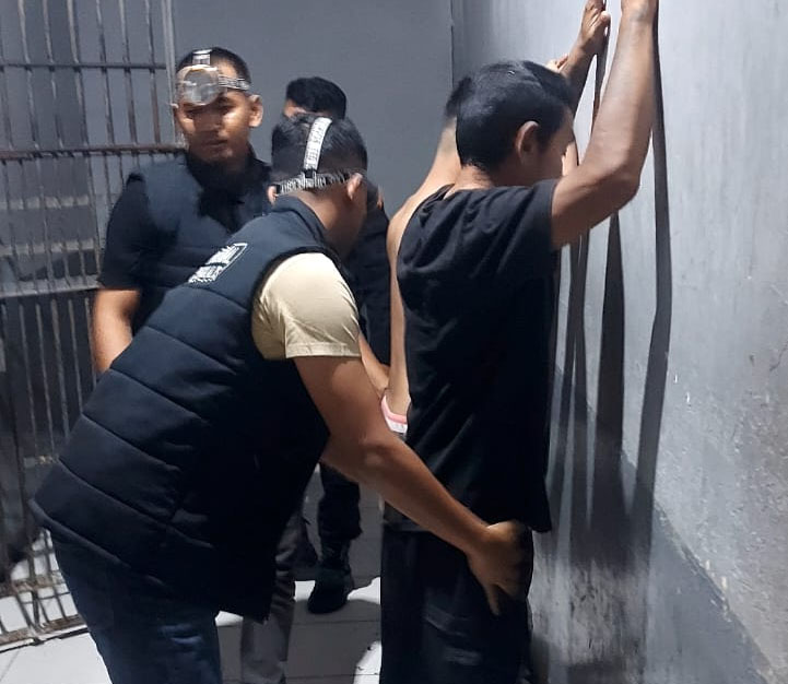 Petugas Lapas Bengkalis melakukan razia di hunian WBP, Selasa (14/1/2025) malam.