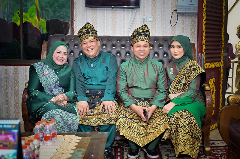 Gubernur dan Wakil Gubernur Riau Terpilih Abdul Wahid-SF Hariyanto bersama istri.