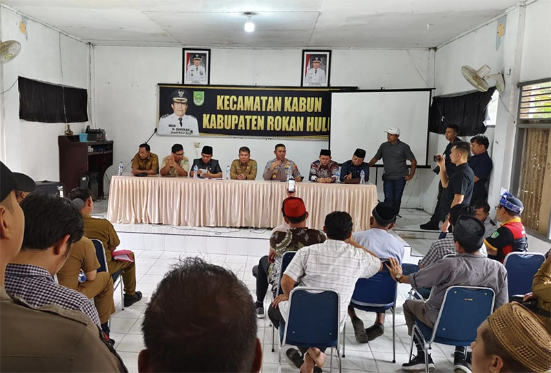 Kapolres Rohul AKBP Budi Setiyono SIK MH didampingi perwakilan Pemkab dan DPRD berikan arahan dan penegasan dalam rapat mediasi permasalahan FPMBS dengan PT PEU Kalsa Desa Kabun, Selasa (14/1/2025).