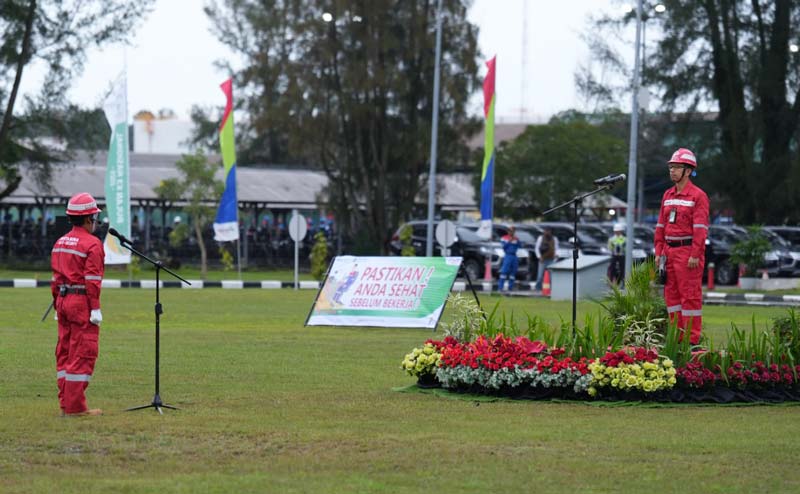 Pembukaan Bulan K3 PT KPI Kilang Dumai yang ditandai dengan upacara yang dipimpin General Manager PT KPI Kilang Dumai, Iwan Kurniawan, Senin (13/1/2025).