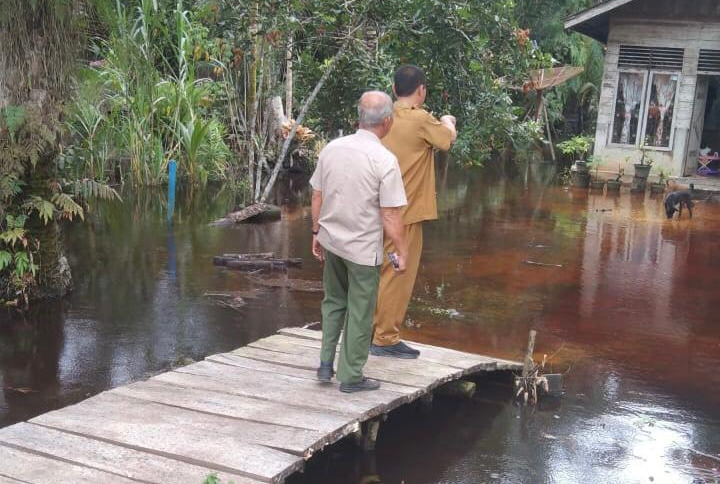 Rumah warga Kampung Benteng Hilir, Kecamatan Mempura, Kabupaten Siak tergenang banjir, Senin (13/1/2025).