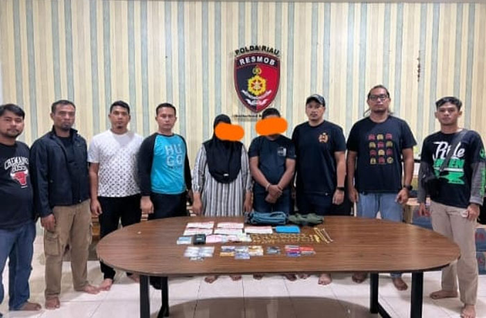 Wanita paruh baya yang ditemukan tewas di rumahnya ternyata dibunuh oleh dua pelaku sudah diamankan di Mapolsek Mandau, Selasa (14/1/2025).
