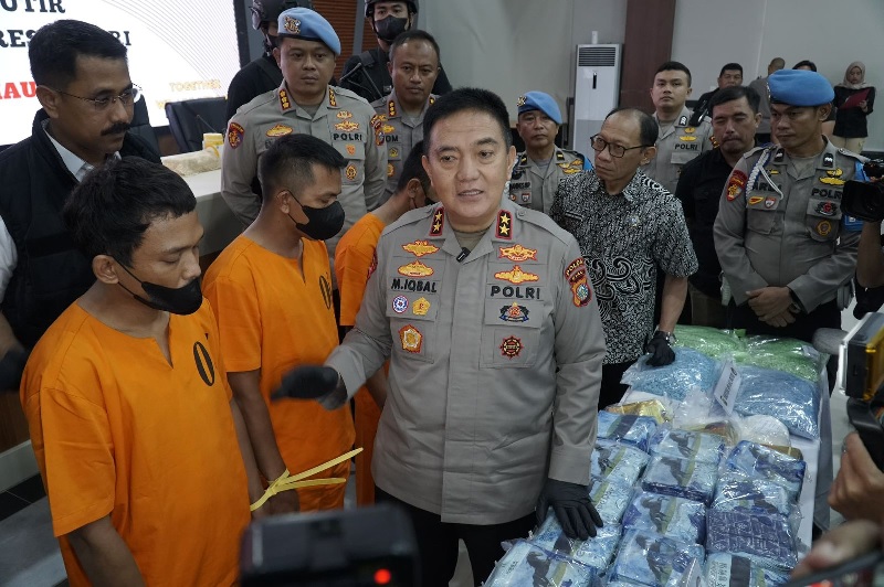 Kapolda Riau Irjen Pol Mohammad Iqbal saat ekspose penangkapan jaringan narkotika internasional dengan barang bukti 53,6 kg sabu dan 49.682 butir ekstasi, Selasa (14/1/2025).