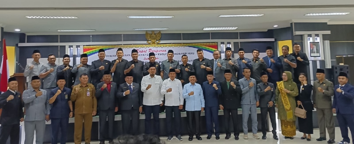 Bupati dan Wabup Inhu terpilih, Ade Agus Hartanto dan Hendrizal foto bersama dengan Ketua dan Anggota DPRD Inhu usai rapat paripurna, Selasa (14/1/2024)