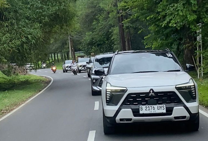 Deretan unit Mitsubishi Xforce Ultimate DS yang digunakan dalam acara media test drive yang bertajuk XFORCE Media City Adventure pada Senin (13/1/2025).