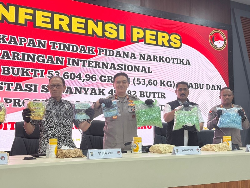 Kapolda Riau Irjen Pol Mohammad Iqbal menunjukkan barang bukti hasil penangkapan yang dilakukan oleh Subdit II Ditresnarkoba Polda Riau, Selasa (14/1/2025).