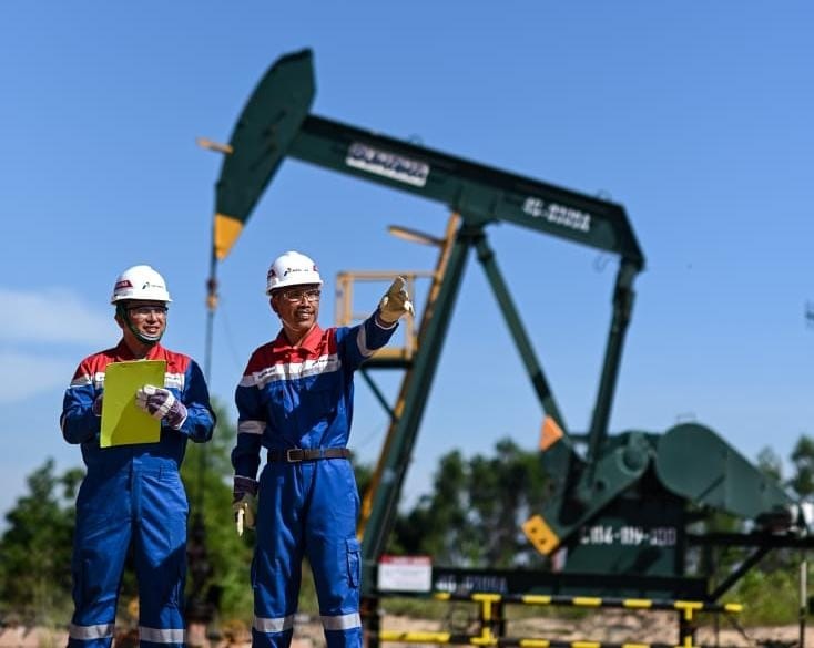 Perwira PT Pertamina Hulu Rokan (PHR) saat melaksanakan aktivitas pekerjaan dalam mendukung ketahanan energi nasional.