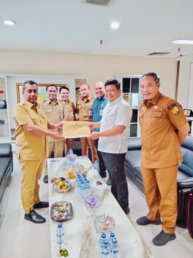 Pj Wako Pekanbaru Roni Rakhmat menunjuk Iwan Simatupang sebagai Plt Kepala Dinas Lingkungan Hidup dan Kebersihan (DLHK) Pekanbaru.
