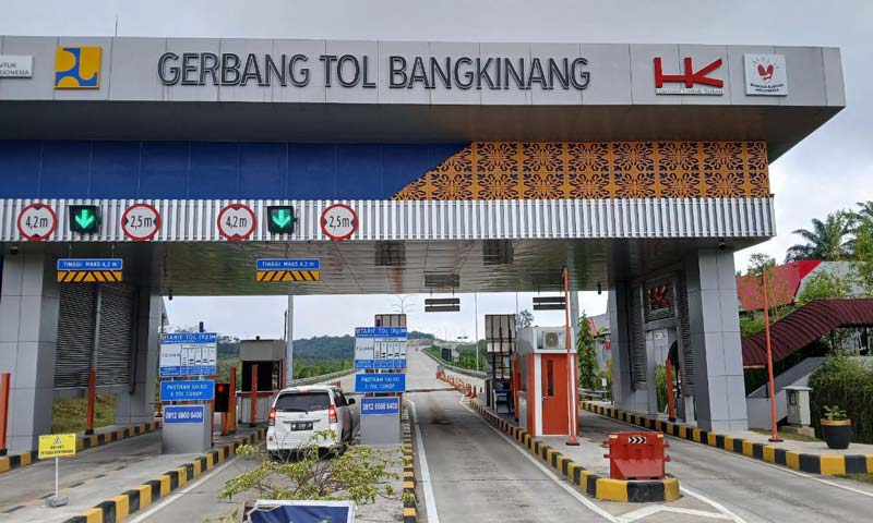 Kendaraan Golongan I saat akan melakukan tapping di Garbang Tol Bangkinang, baru-baru ini. Tarif tol ini naik mulai Rabu (15/1/2025) malam ini.