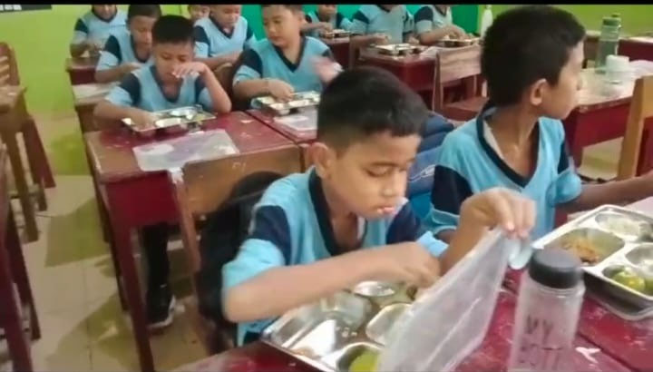 Murid SDN 01 Bagan Kota sedang menikmati makan bergizi gratis (MBG) di Bagansiapiapi.