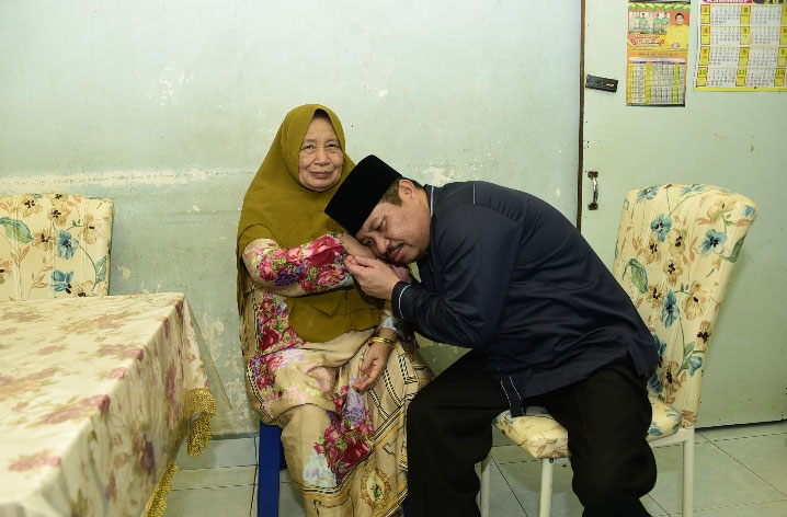 Bupati Bengkalis ke-14 Amril Mukminin bersama ibundanya Yusni binti Bun Hok semasa hidupnya, sebelum menghembuskan nafas terakhirnya, di RS Santa Maria, Pekanbaru, Rabu (15/1/2025).
