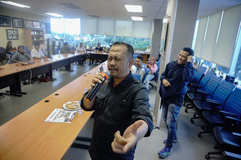 Penanggung Jawab Iklan Riau Pos Tengku Rasmin yang juga merupakan salah seorang peserta unjuk kebolehan bernyanyi dalam iven audisi Riau Pos Idol sempena HUT ke-34 Riau Pos