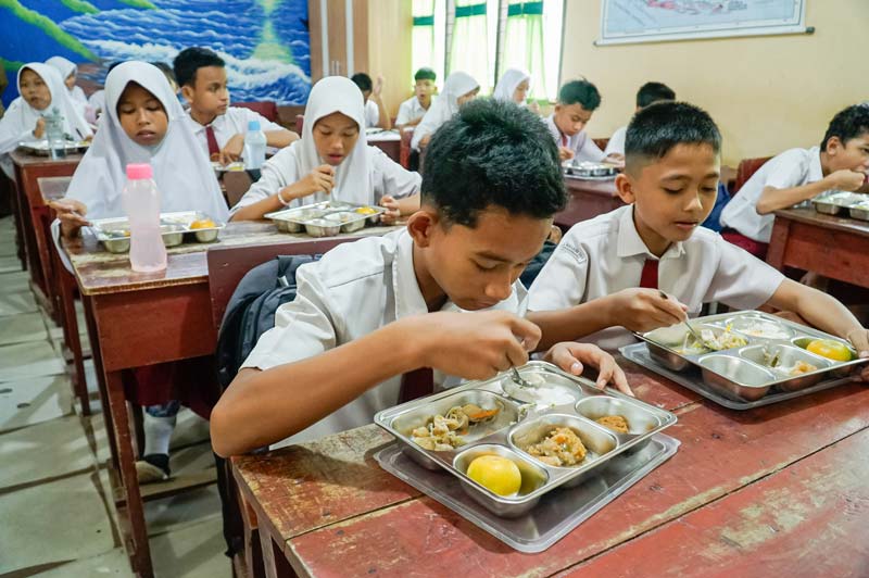 Siswa penyantap makanan Program Makan Siang Gratis di SDN 167, Jalan Muhajirin Ujung, Kelurahan Sidomulyo Barat, Kecamatan Tuah Madani, Pekanbaru, Senin (13/1/2025).