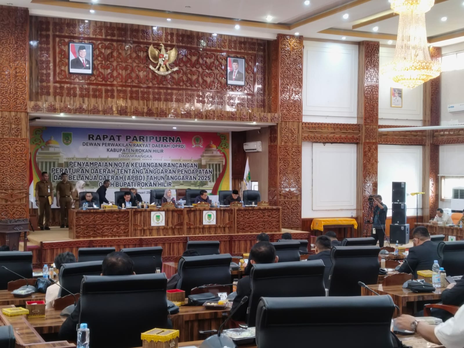 Ketua DPRD Rohil Ilhammi STrKeb memimpin rapat paripurna penyampaian nota keuangan Ranperda APBD 2025 di Bagansiapiapi, Selasa (14/1/2025)
