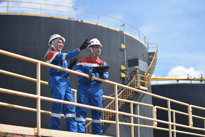 Perwira PT Pertamina Hulu Rokan (PHR) saat melaksanakan aktivitas pekerjaan dalam mendukung ketahanan energi nasional.