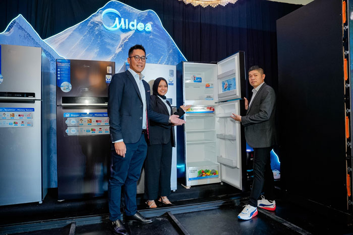 (ki-ka) Head of Product Management Midea, Michael Adisuhanto, Refrigerator Product Manager Midea, Puput Chandra Erlinda dan Head of Sales Home Appliances Products Midea, Eric Darudana Rhanuwijaya