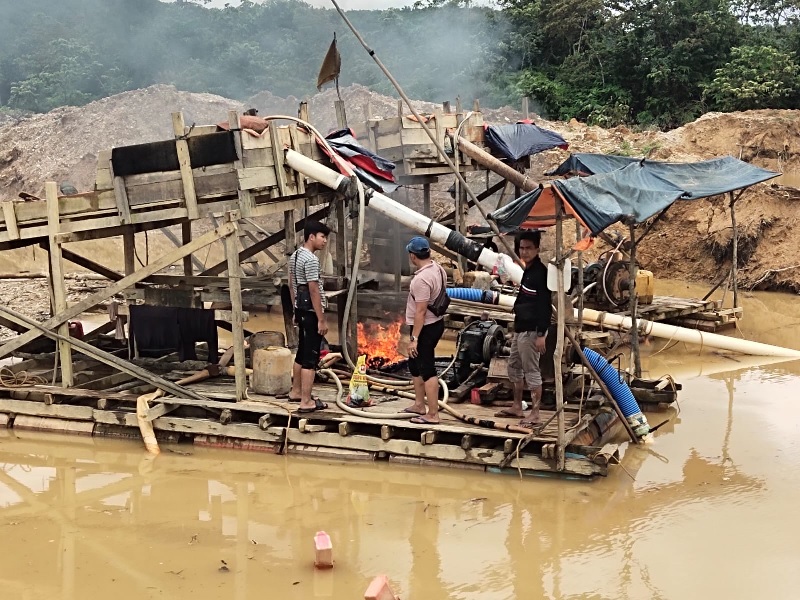 Polsek Singingi melakukan operasi penertiban penambangan emas tanpa izin (PETI) di Kelurahan Muara Lembu Kecamatan Singingi, Selasa (14/1/2025) siang.