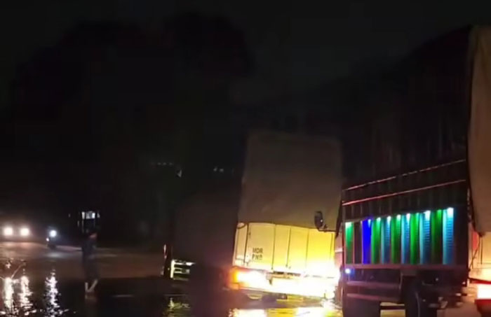Truk terperosok di Jalan Riau ujung hingga menyebabkan kemacetan, Rabu (15/1/2025) malam.