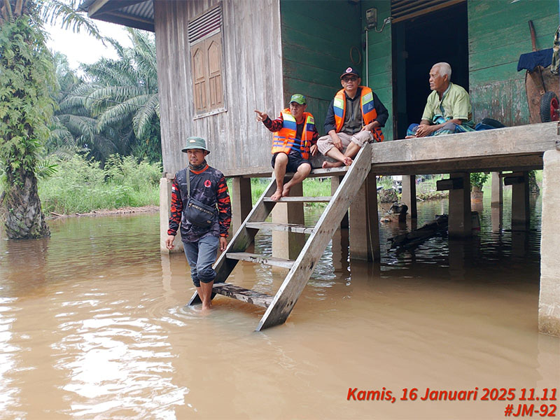 Kalaksa BPBD Kabupaten Pelalawan, Zulfan SPi MSi meninjau kondisi banjir di Desa Kuala Terusan Kecamatan Pangkalan Kerinci, Kamis (16/1/2025).