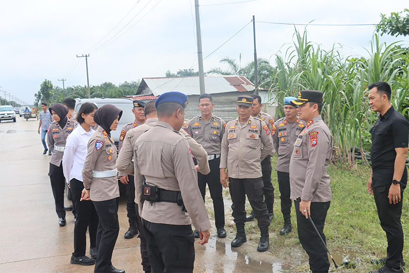 Kapolres Pelalawan AKBP Afrizal Asri SIK bersama PJU Polres, mengecek kondisi Jalan Lintas Timur Km 74-75 Kelurahan Pangkalan Kerinci Timur yang tergenang air dampak pembukaan waduk PLTA Koto Panjang