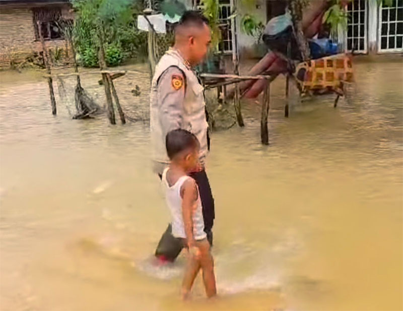 Tim Trauma Healing Biro SDM Polda Riau saat bersama salah satu anak korban terdampak banjir di Kabupaten Kampar.