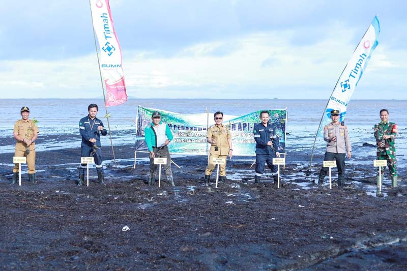 Plt Bupati Kepulauan Meranti H Asmar  (tengah) bersama PT Timah Tbk Head Area Kundur menanam  mangrove di Pantai Sesai Party Beach