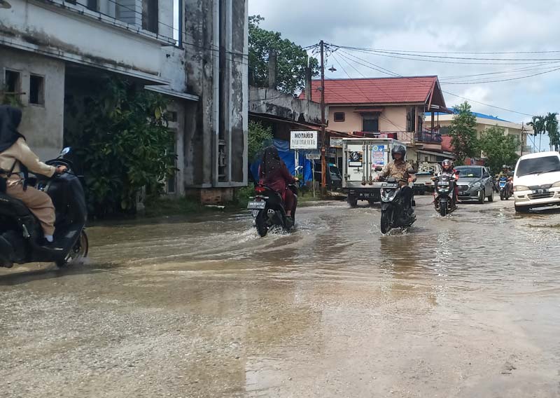 para pengendara melintasi Jalan Pemda menuju simpang Jalan Akasia yang digenangi air pascadiguyur hujan deras, Rabu (15/1/2025) sore.