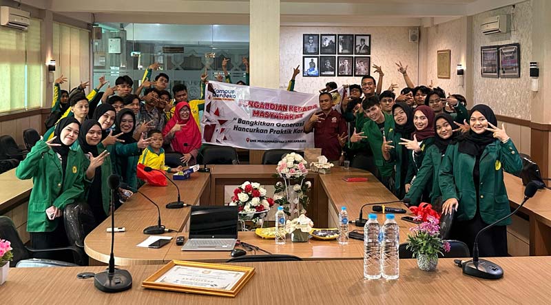 Mahasiswa Universitas Muhammadiyah Riau foto bersama siswa dan siswi SMK Muhammadiyah II Pekanbaru usai sosialisasi dan edukasi antikorupsi