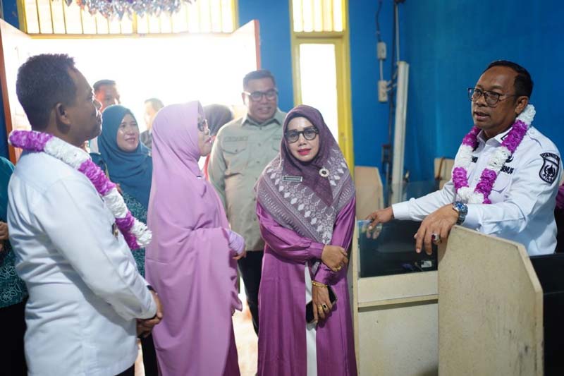 Pj Gubri Rahman Hadi saat meninjau kekurangan kelas di SMAN 3 Bangko, Rohil, Rabu (15/1/2025).
