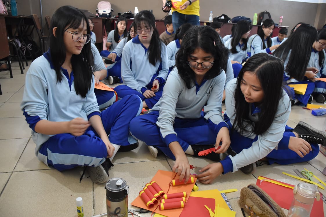 Para siswa Meta Maitreya terlihat antusias membuat pernak-pernik khas Imlek yang ang diajarkan langsung oleh mahasiswa dari Universitas Huaqiao, Rabu (15/1/2025)