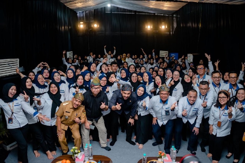 Menteri Usaha Mikro, Kecil, dan Menengah (UMKM), Maman Abdurrahman berfoto bersama dengan staf PNM cabang Palembang saat melakukan kunjungannya, Senin (13/1/2025) lalu.