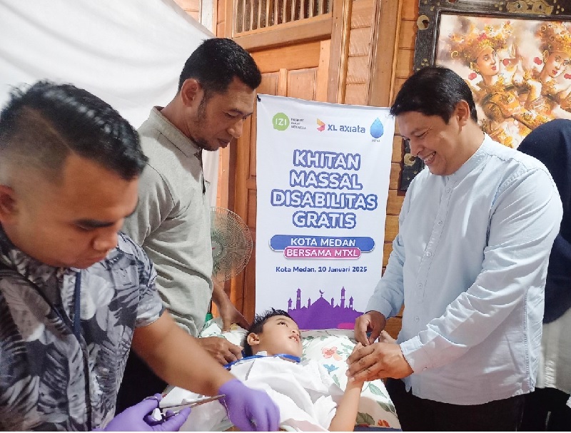 Head Sales XL Axiata West Northern 1, Horas Lubis (kanan), hadir menyaksikan khitan massal disabilitas yang diselenggarakan oleh karyawan XL Axiata melalui MTXL Axiata, di Medan, belum lama ini.