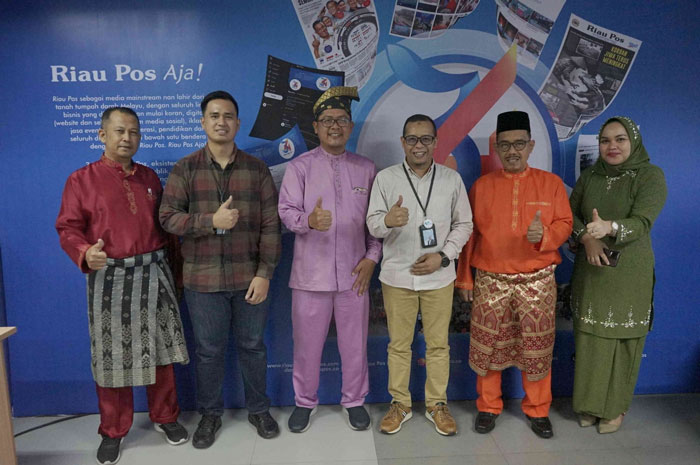 Pemimpin Cabang Bank Bjb Pekanbaru Yusriyadi (3 kanan) bersama tim foto bersama Dirut Riau Pos Ahmad Dardiri (3 kiri), Direktur Riau Pos Asmawi Ibrahim (2 kanan), Penjab Iklan T Rasmin