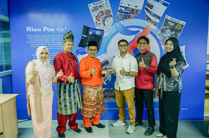Direktur Riau Pos, Asmawi Ibrahim didampingi Penjab Iklan, T Rasmin, Asred Siti Azura, menerima kue Hut dari PR PT CDN Reinhard Sianipar, Customer Assistance PT CDN Endri Lestari dan Haris Pratama