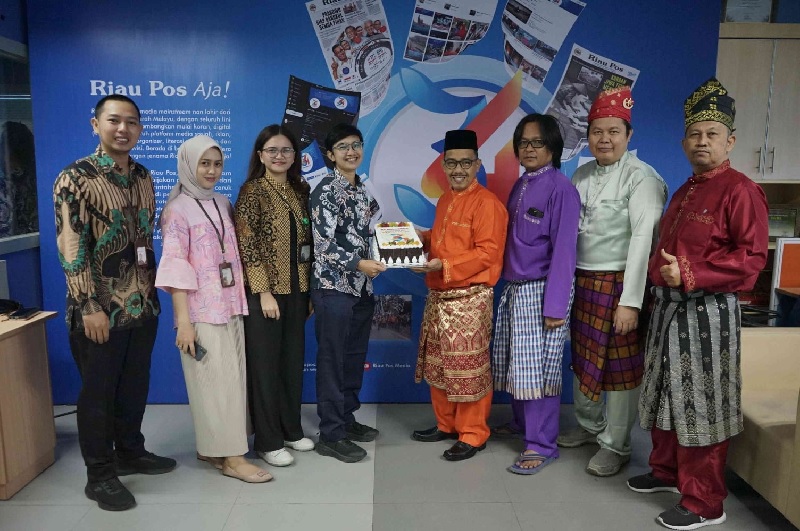 Corporate Communication RS Awal Bros Group Sari Rezki Antika (4 kiri) bersama tim menyerahkan kue ulang tahun Riau Pos ke-34 kepada Direktur Riau Pos Asmawi Ibrahim (4 kanan), Direktur Firman Agus.