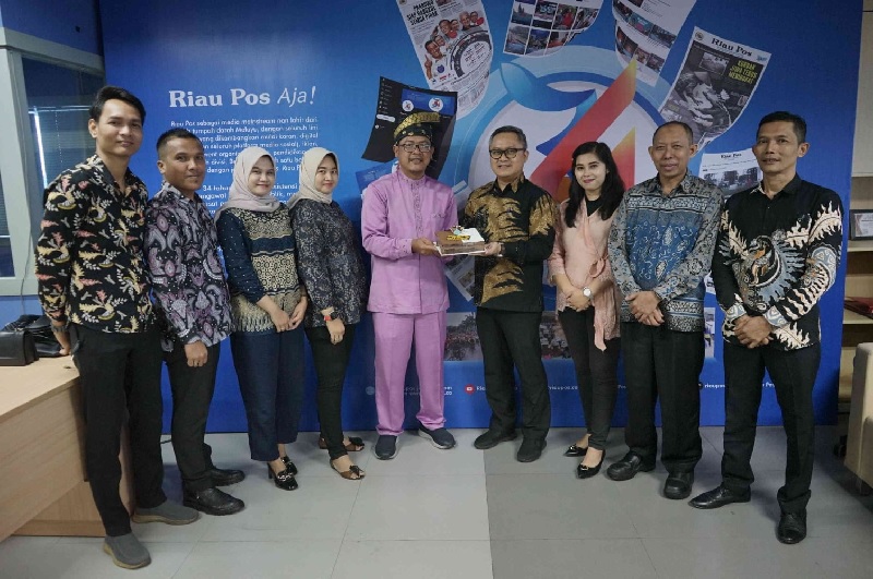 GM Mutiara Merdeka Hotel Aguswandi (4 kanan) bersama tim menyerahkan kue ulang tahun Riau Pos ke-34 kepada Dirut Riau Pos Ahmad Dardiri (5 kiri) saat kunjungan ke Kantor Riau Pos di Gedung Graha Pena.