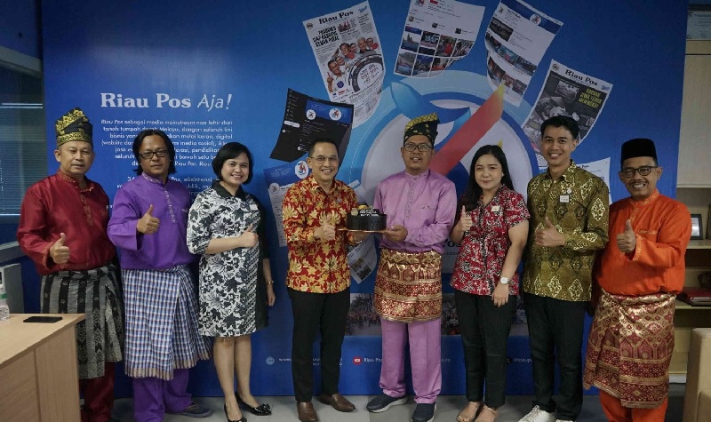 GM Hotel Novotel Sentot Lasiyanto (4 kiri) bersama tim menyerahkan kue ulang tahun Riau Pos ke-34 kepada Dirut Riau Pos Ahmad Dardiri (4 kanan), Direktur Firman Agus (2 kiri), Direktur Asmawi Ibrahim.