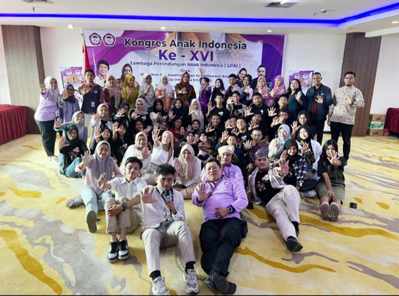 Ketua LPAI Riau Nata Hedy Nyo SE MH (dua depan kanan) foto bersama peserta Kongres Anak Indonesia XVI di Pekanbaru, Kamis (16/1/2025).
