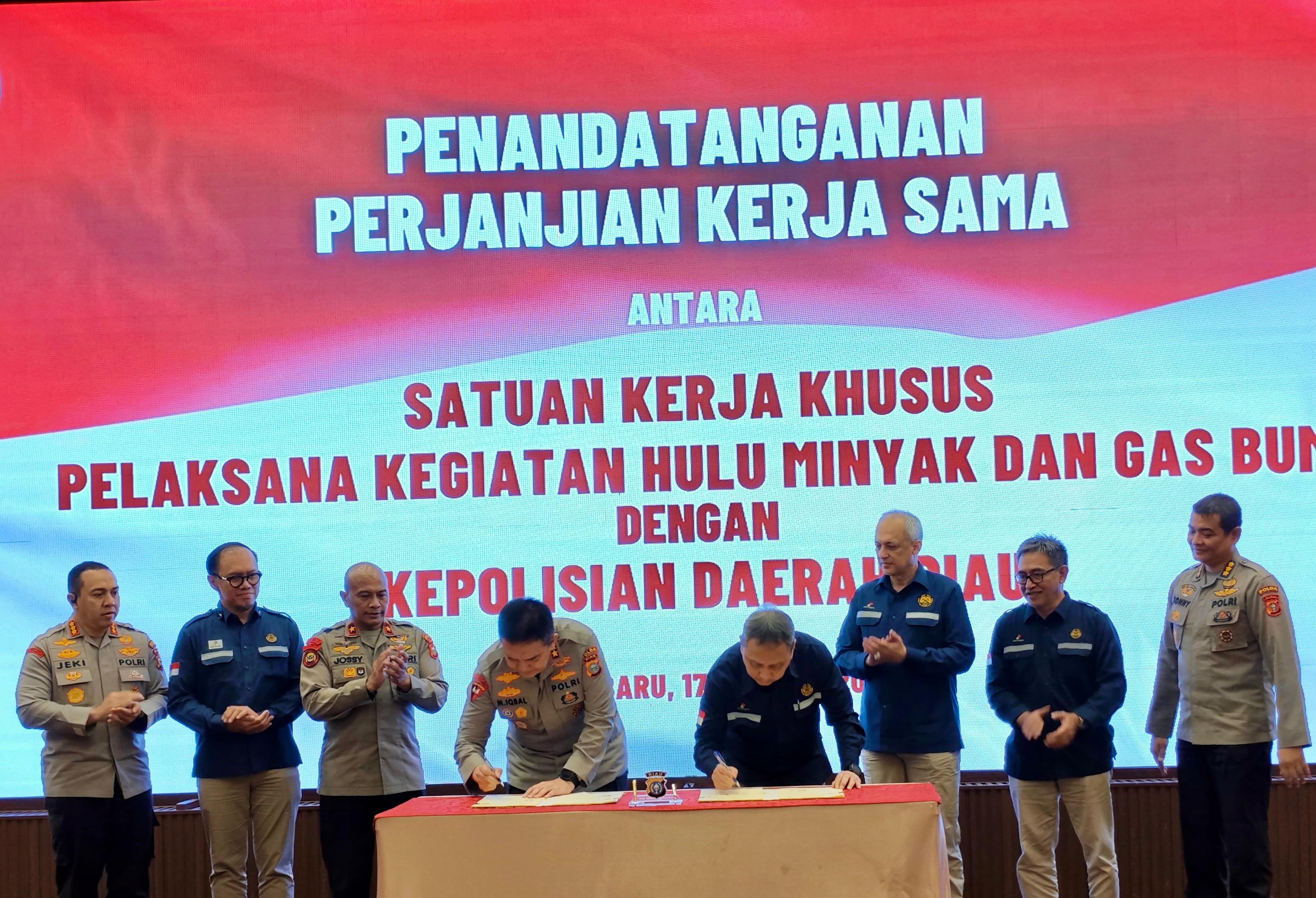 Kapolda Riau Irjen Pol H Mohammad Iqbal SIK MH dan Deputi Dukungan Bisnis Rudi Satwiko melaksanakan penandatanganan perjanjian kerja sama (PKS).