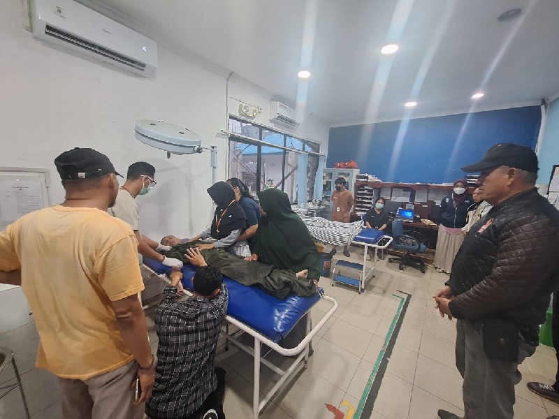 Kapolsek Pulau Burung AKP Azwar Alwi saat menjenguk kedua korban bocah tewas tenggelam di Klinik PT RSUP Pulau Burung, Inhil, Sabtu (18/1/2025)