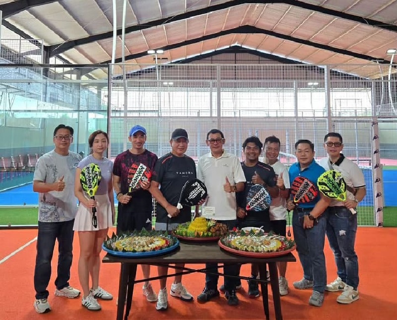 Owner Padel Pekanbaru Stephen Sanjaya bersama para owner lainnya melaunching Lapangan Padel Pekanbaru, Jumat (17/1/2025).
