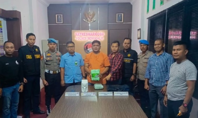 Polsek Rupat dan Bea Cukai Bengkalis berhasil menggagalkan penyeludupan  2 kg narkotika jenis sabu di tepi Pantai Tanjung Kapal Kelurahan Batu Panjang.  Kabupaten Bengkalis.