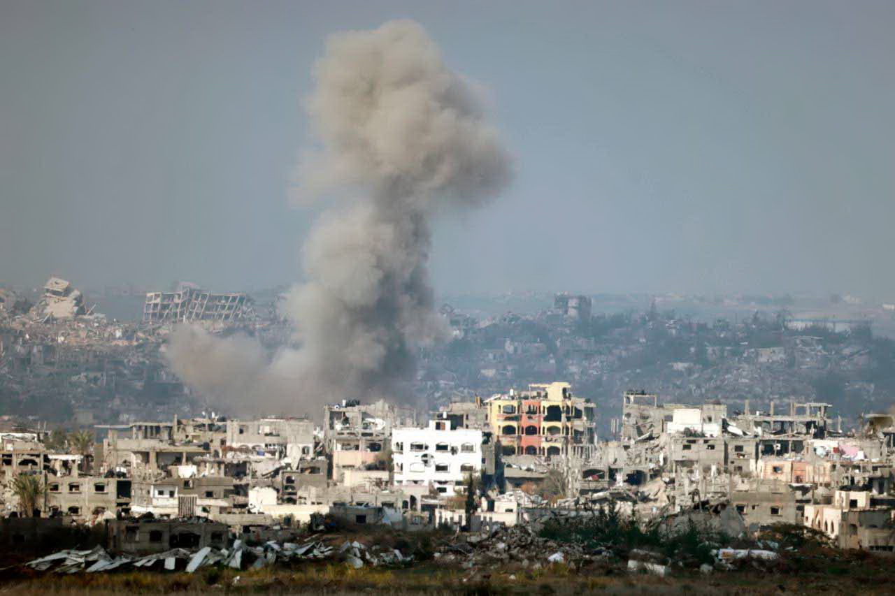 Asap mengepul dari ledakan akibat serangan udara Israel di atas bangunan di Jalur Gaza utara menyusul pengumuman gencatan senjata antara Israel dan Hamas, Kamis (16/1/2025). Gencatan senjata disepakat