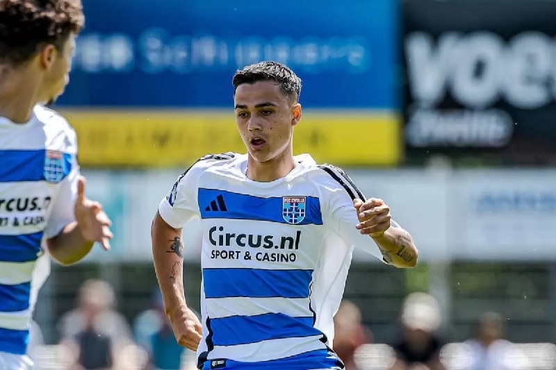 Eliano Reijnders mencapai penampilan ke-100 bersama PEC Zwolle. Pemain Timnas Indonesai itu main penuh saat timnya mennag 3-1 atas juara bertahan PSV Eindhoven.