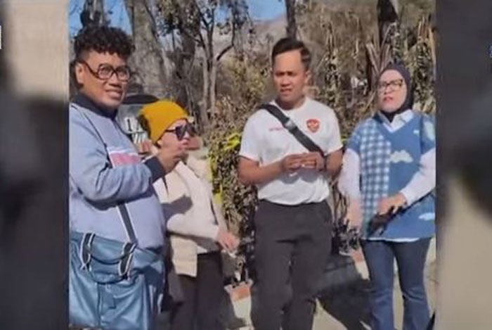Uya Kuya dan Astrid saat bikin konten di depan rumah korban kebakaran di Los Angeles, AS.