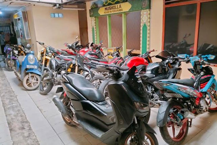 Puluhan kendaraan yang diduga bakal di gunakan untuk aksi balap liar berhasil diamankan di Polsek Bukit Raya Pekanbaru, Ahad (19/1/2025).