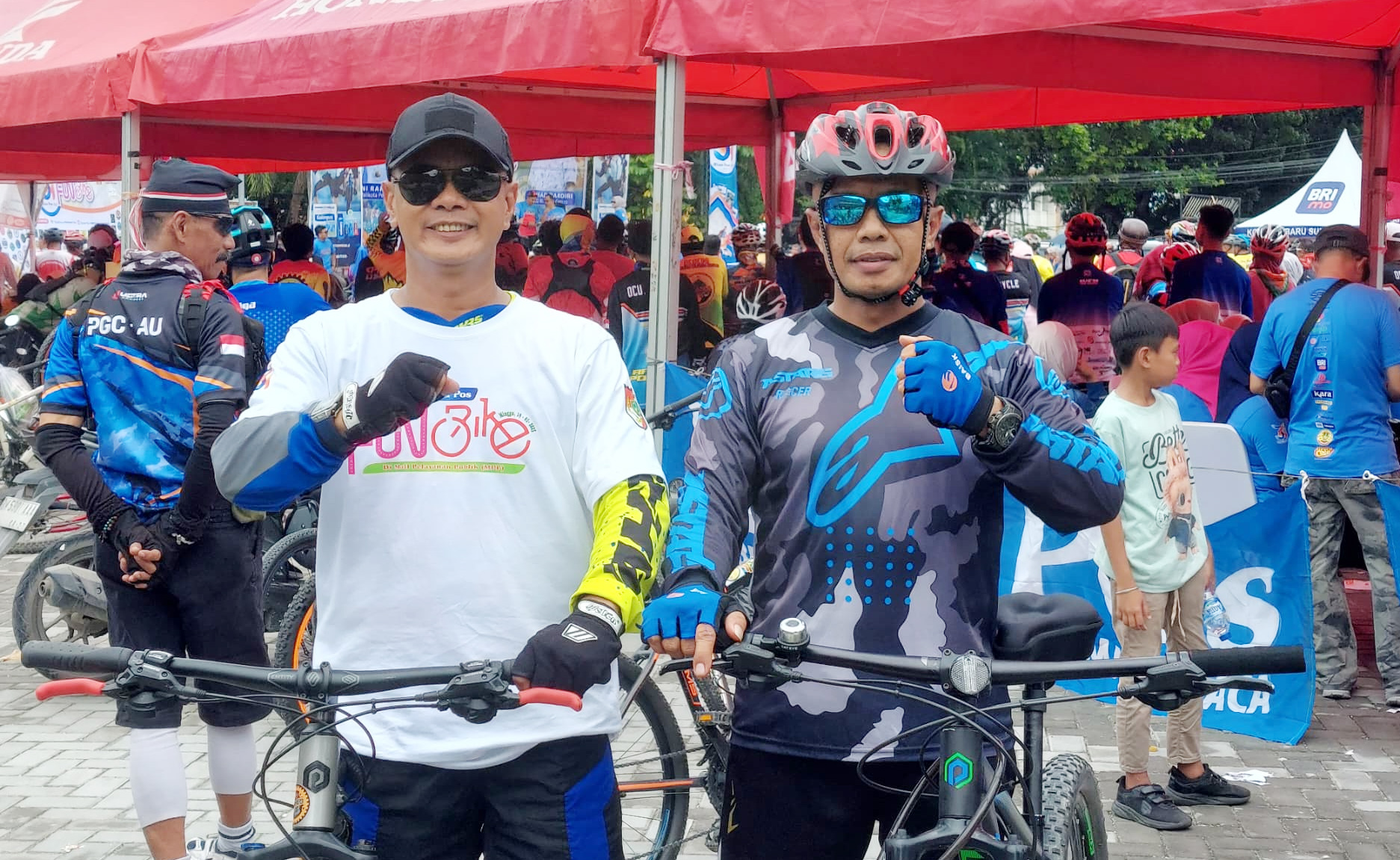 Ipda Zemy SH bersama Ipda M Nalzon SE saat mengikuti Riau Pos Fun Bike, Ahad (19/1/2025).