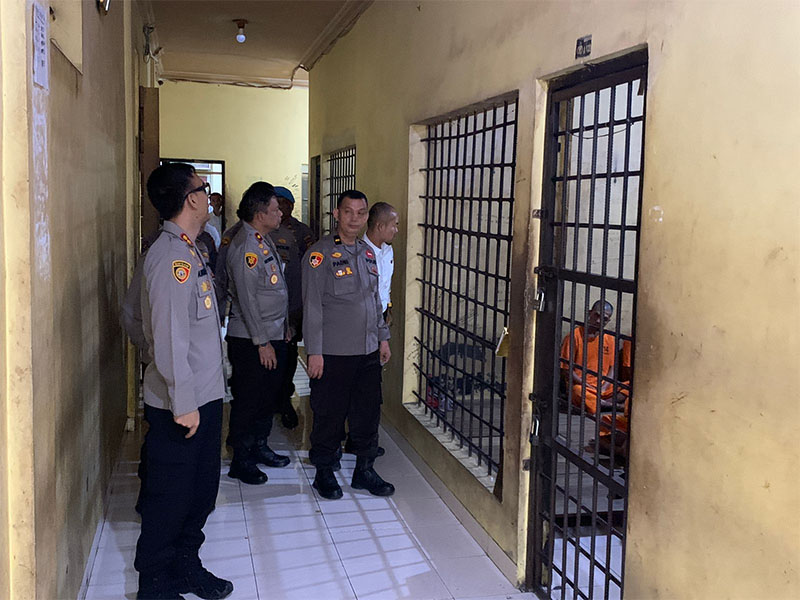 Kapolres Kuansing AKBP Angga Febrian Herlambang SIK SH, Ahad (19/1/2025) melakukan pengecekan kondisi kesehatan tahanan.